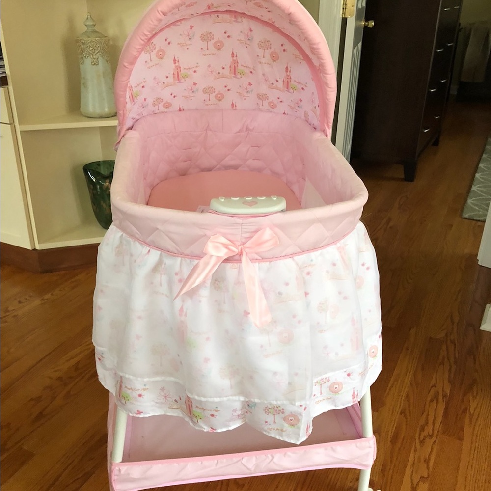 Disney princess gliding bassinet with bedding